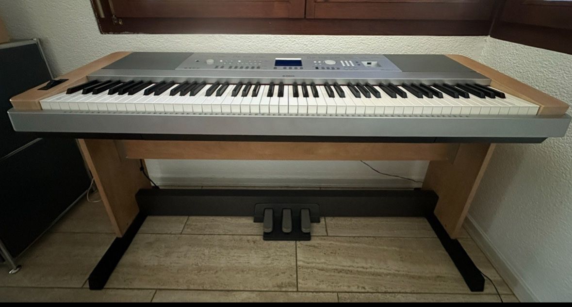 Instruments de musique: Yamaha DGX-640 mit echtem Klavier-Feeling inkl. Ständer – D'occasion à Binningen par ale_t8th 3