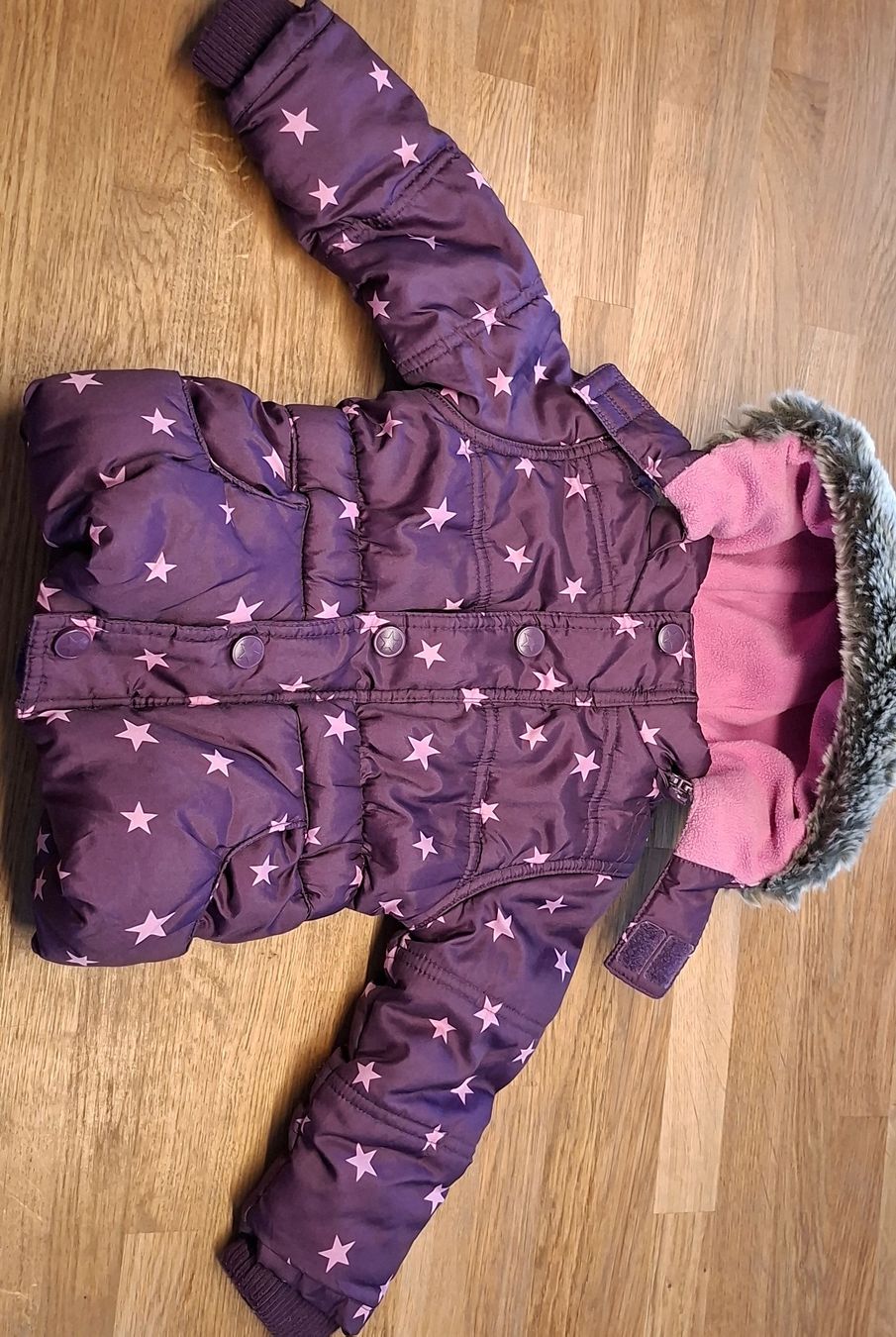 Giacche & Cappotti: Winterjacke Sterne Lila Grösse 74 – Usato da Oberrohrdorf venduto da Ginaja