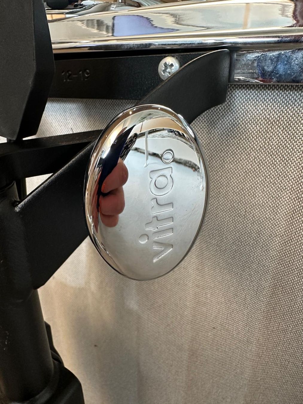 Vitra Stühle: Original Vitra Eames Aluminium Chair EA119 | Leder Hellgrau – Gebraucht aus Zürich von rec_w9tp 8