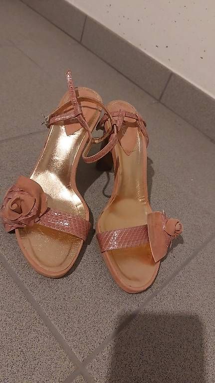 Damenschuhe: Pumps rosa mit Blumen von Dyva – Gebraucht aus Niederhasli von log_5ffv 1