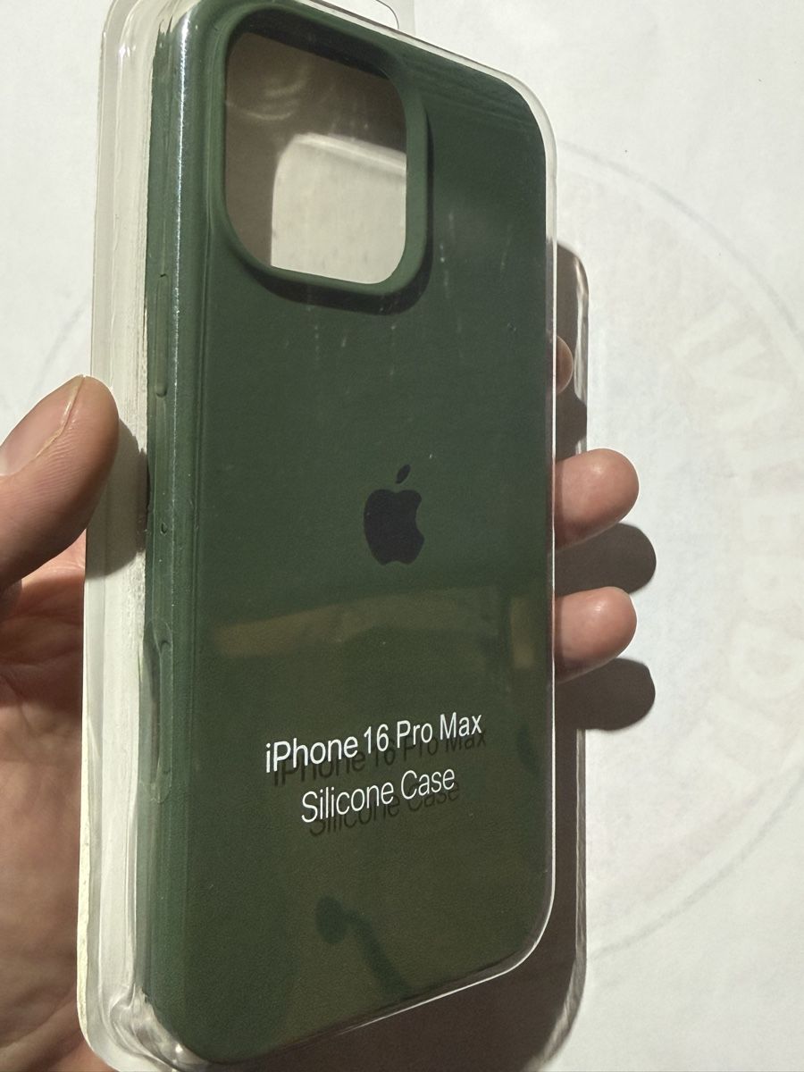 Coques & Protection écran: Coque silicone iPhone 16 Pro Max vert  neuve – Neuf avec emballage d'origine à Lausanne par Licio7 1