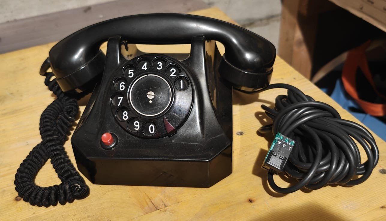 Telefoni: Altes PTT Telefon mit Wählscheibe – Usato da Naters venduto da Flikas
