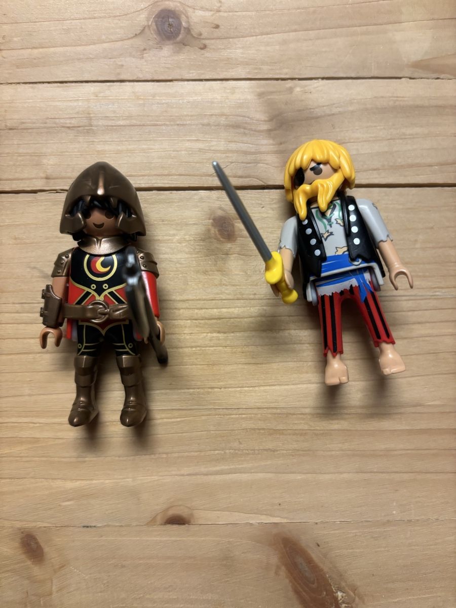 Playmobil Spielzeuge: Playmobil Figuren Ritter und Pirat – Gebraucht aus Grosswangen von Yafuda