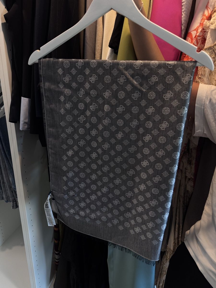 Guess Foulard & Sciarpe: Guess, foulard  – Nuovo (secondo la descrizione) da La Plaine venduto da sof_b7c6 3