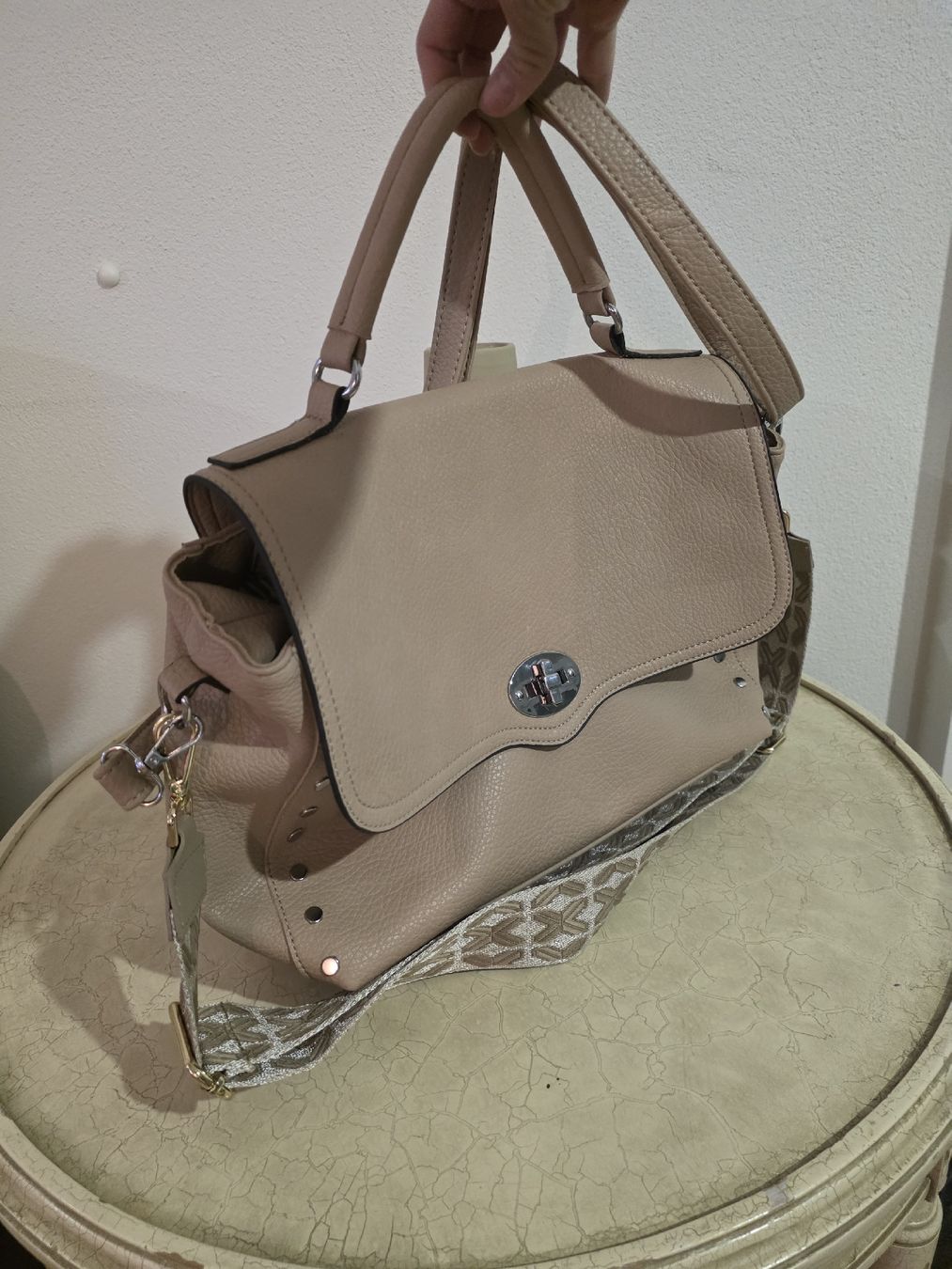 Borse da donna: Beige Handbag with Studs and Patterned Shoulder Strap – Usato da Brüttisellen venduto da par_8zbj 1