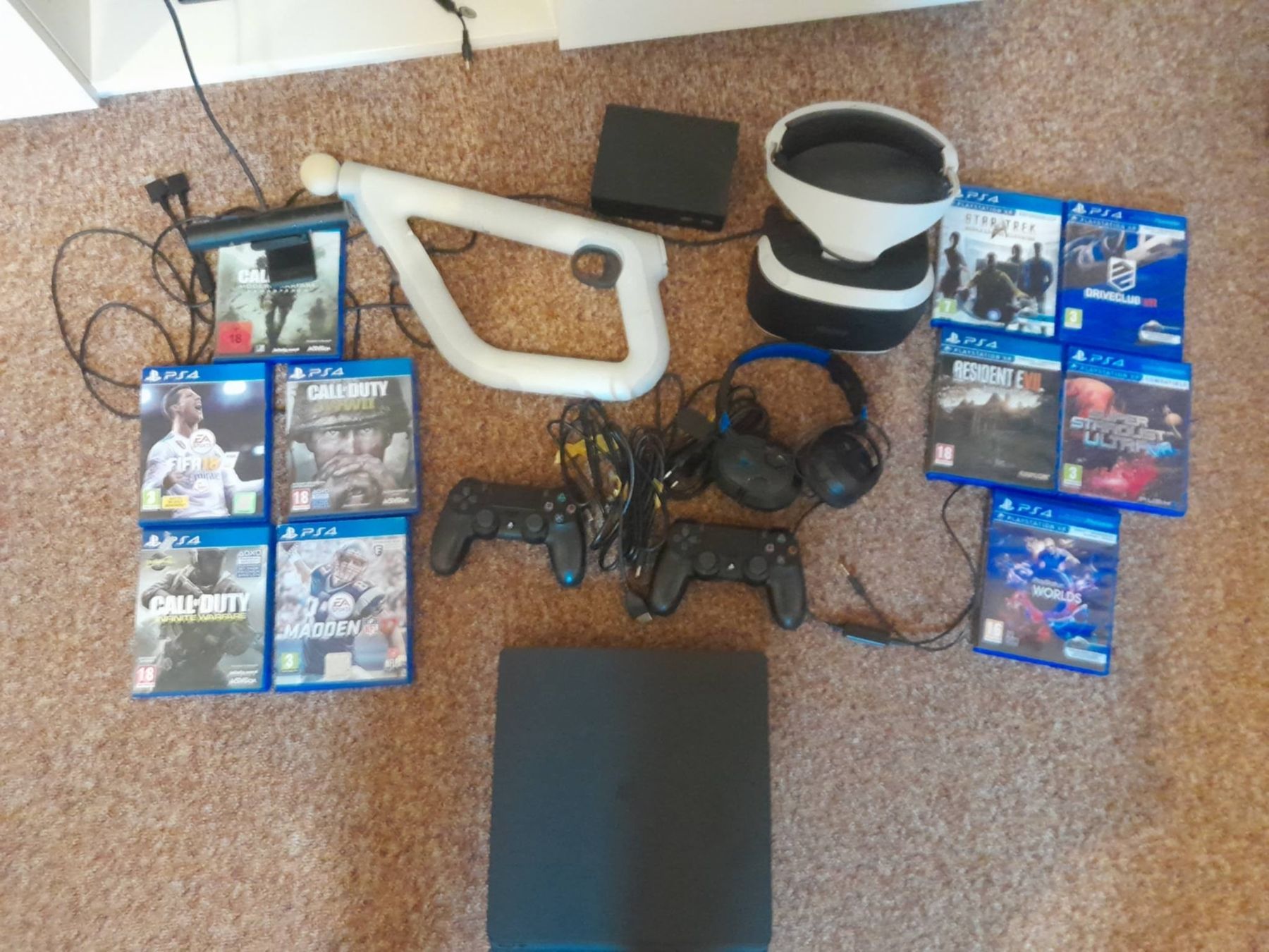 Sony Console: Ps4 komplett-set+VR-Brille+Aim Contrller+2Controller+10Sp+ko – Usato da Tann venduto da Raqueldoo 7
