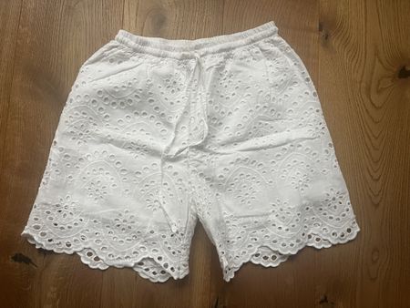 Kurze Hose, Shorts weiss mit Stickerei, Lochmuster - M