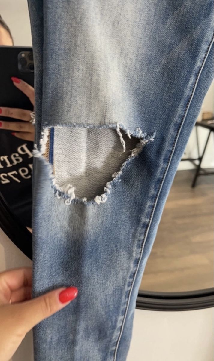 American Eagle Jeans: Jean American Eagle déchiré taille basse – Usato da Estavayer-le-Lac venduto da Iness_oth 2