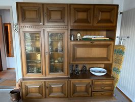 Wohnwand Holz rustikal mit Vitrine und Schubladen