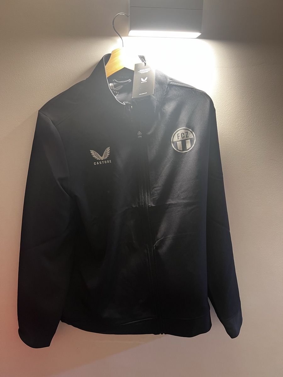 FCZ Jacken: FCZ Trainingsjacke – Neu (gemäss Beschreibung) aus Wermatswil von simio2010