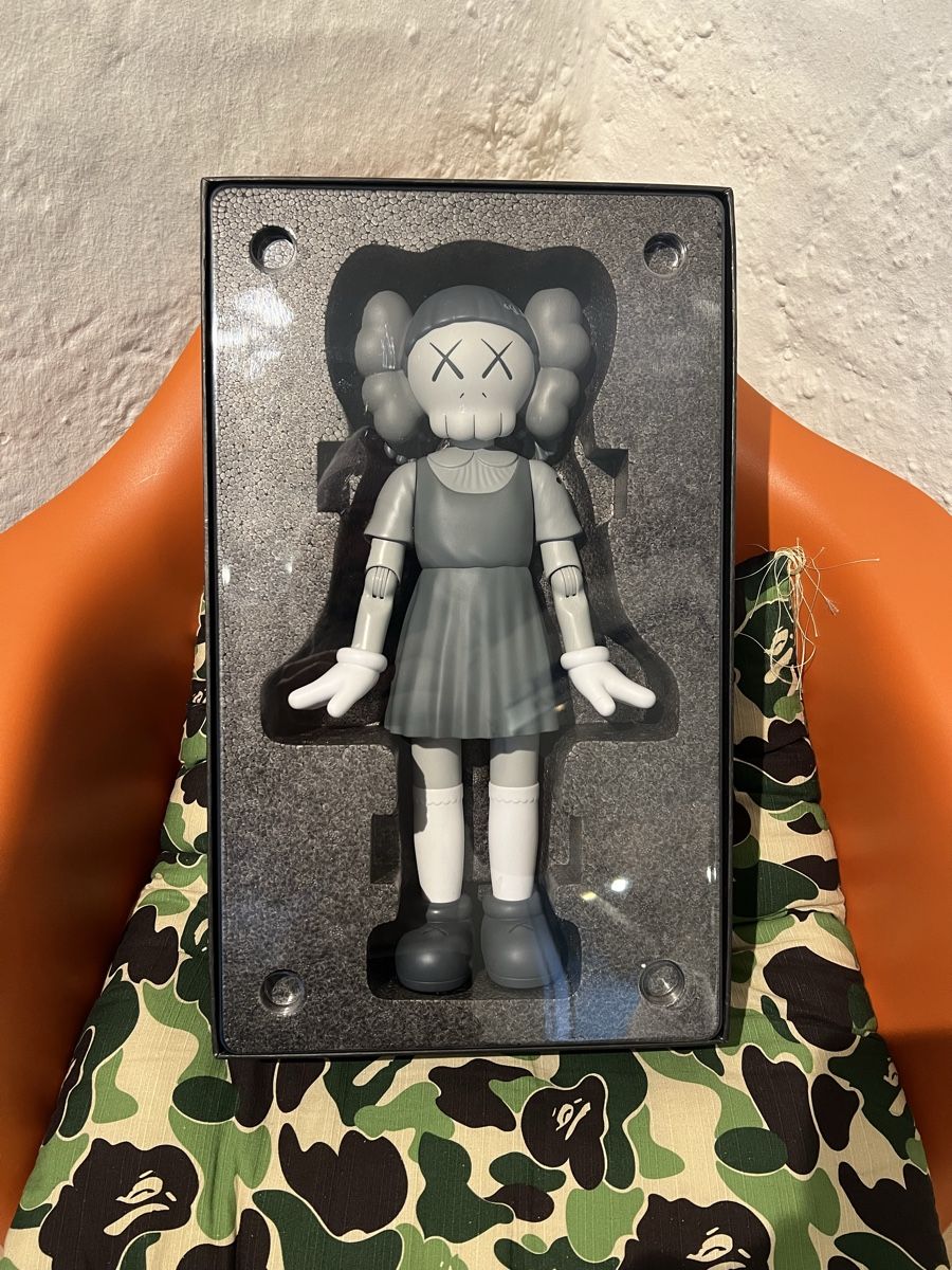 Statuette: KAWS x Squid Game Figur – Nuovo e nell'imballaggio originale da Zürich venduto da Realvintagesale 2