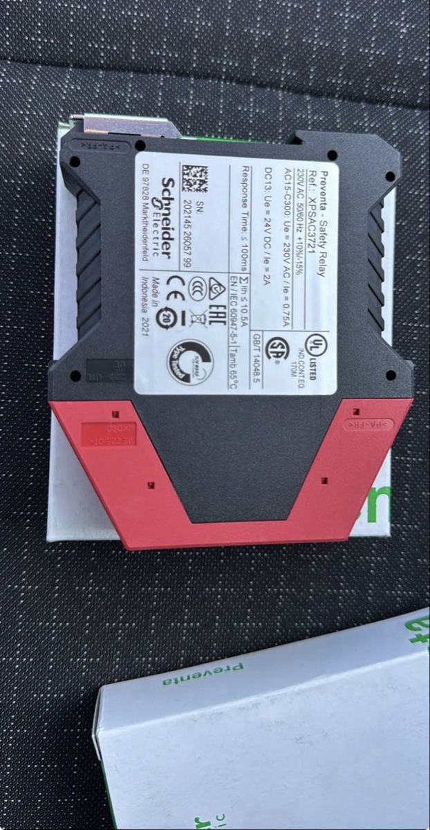 Schneider Elektronikbauteile: Sicherheitsrelais 230V AC  – Gebraucht aus Hirschthal von ame_zn6r