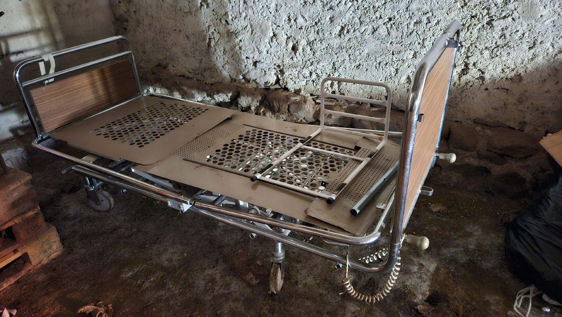 Letti: lit médical – Usato da Estavayer-le-Lac venduto da coca7425 2