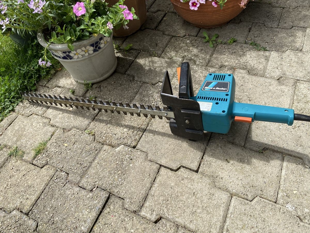 Tutti gli attrezzi: Black&Decker Heckenschere, funktioniert – Usato da Hünenberg venduto da a.u.849 5