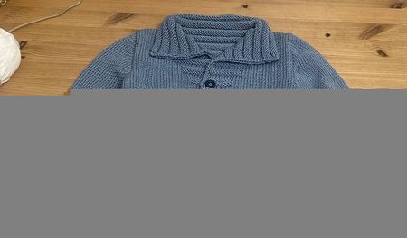  Handgestrickte Kinder-Strickjacke mit Kragen