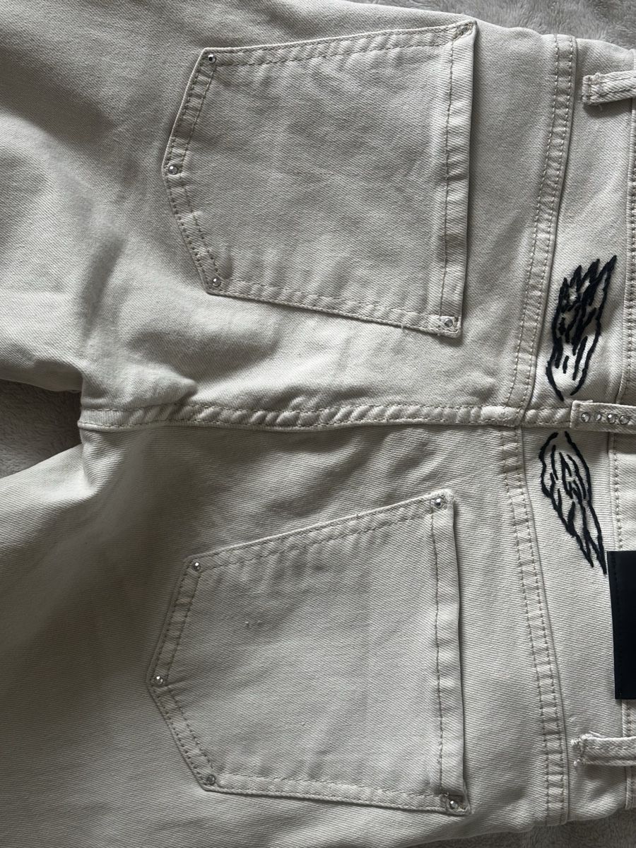 Jeans: Cream Flare Jeans with wing embroidery  – D'occasion à Meyrin par fooyiy 4