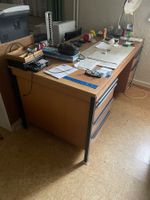 Bürotisch Holzoptik mit drei Schubladen gebraucht