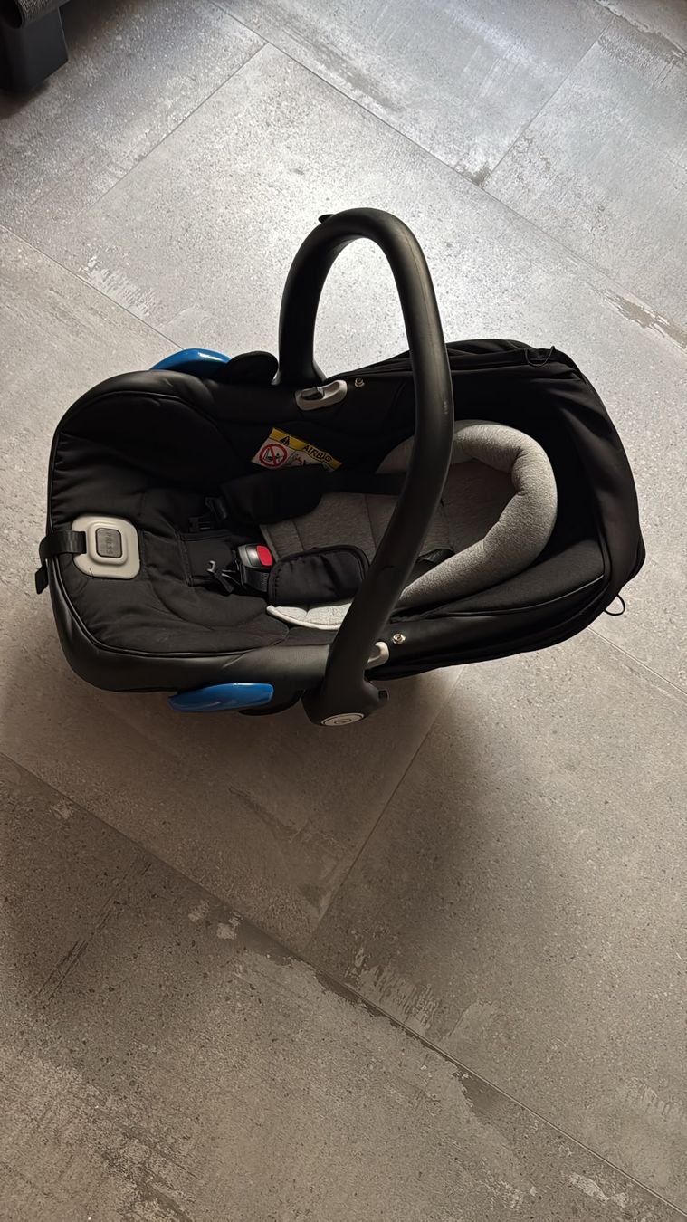 Sièges auto: Babyschale – D'occasion à Riehen par den_yvy7