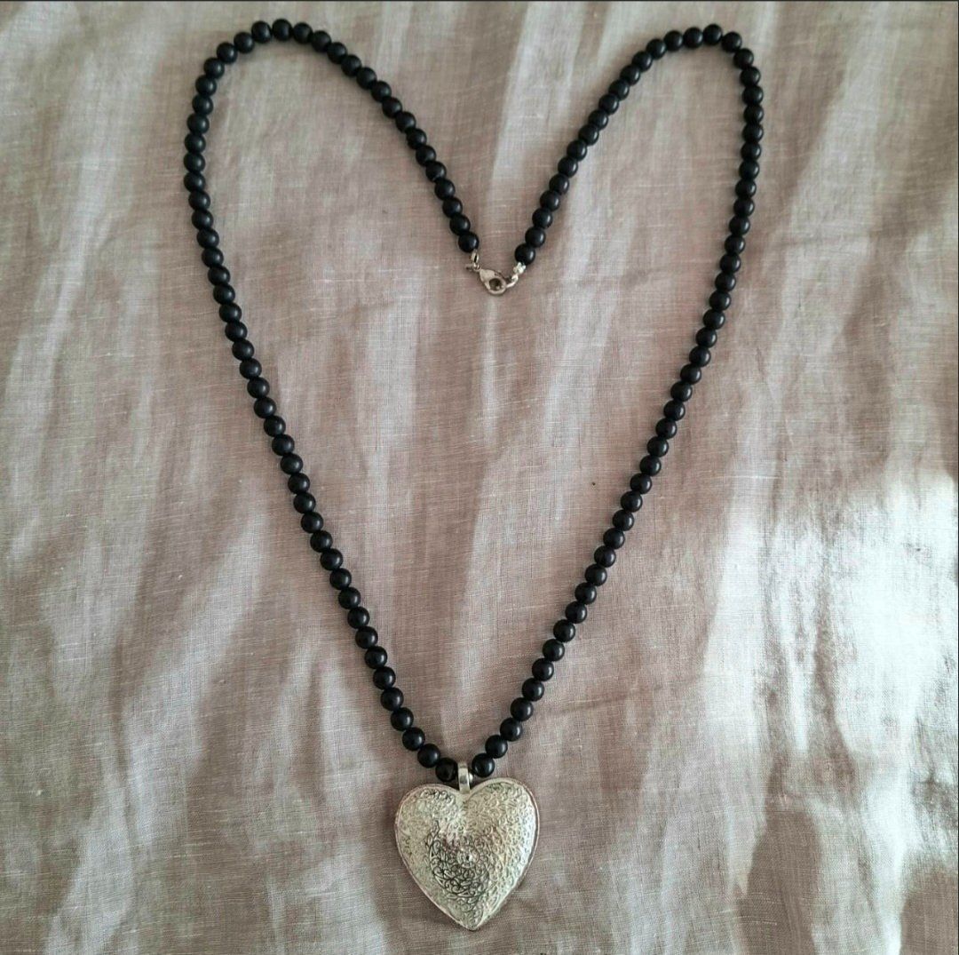 Catenine: Collier Statement Noir avec Cœur Texturé – Nuovo (secondo la descrizione) da Lutry venduto da Sim_Sta
