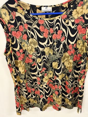 Damen Oberteil mit Blumenmuster Grösse 44