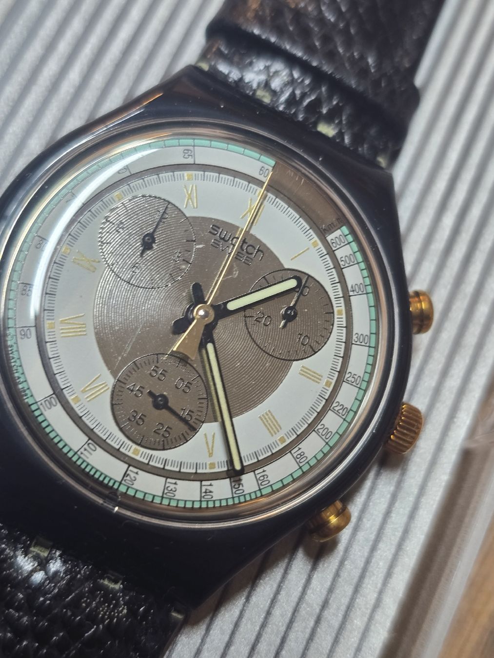 Swatch Orologi: Swatch Chronograph Uhr mit Lederarmband OVP  – Usato da Rorschach venduto da TimelessTrading 2