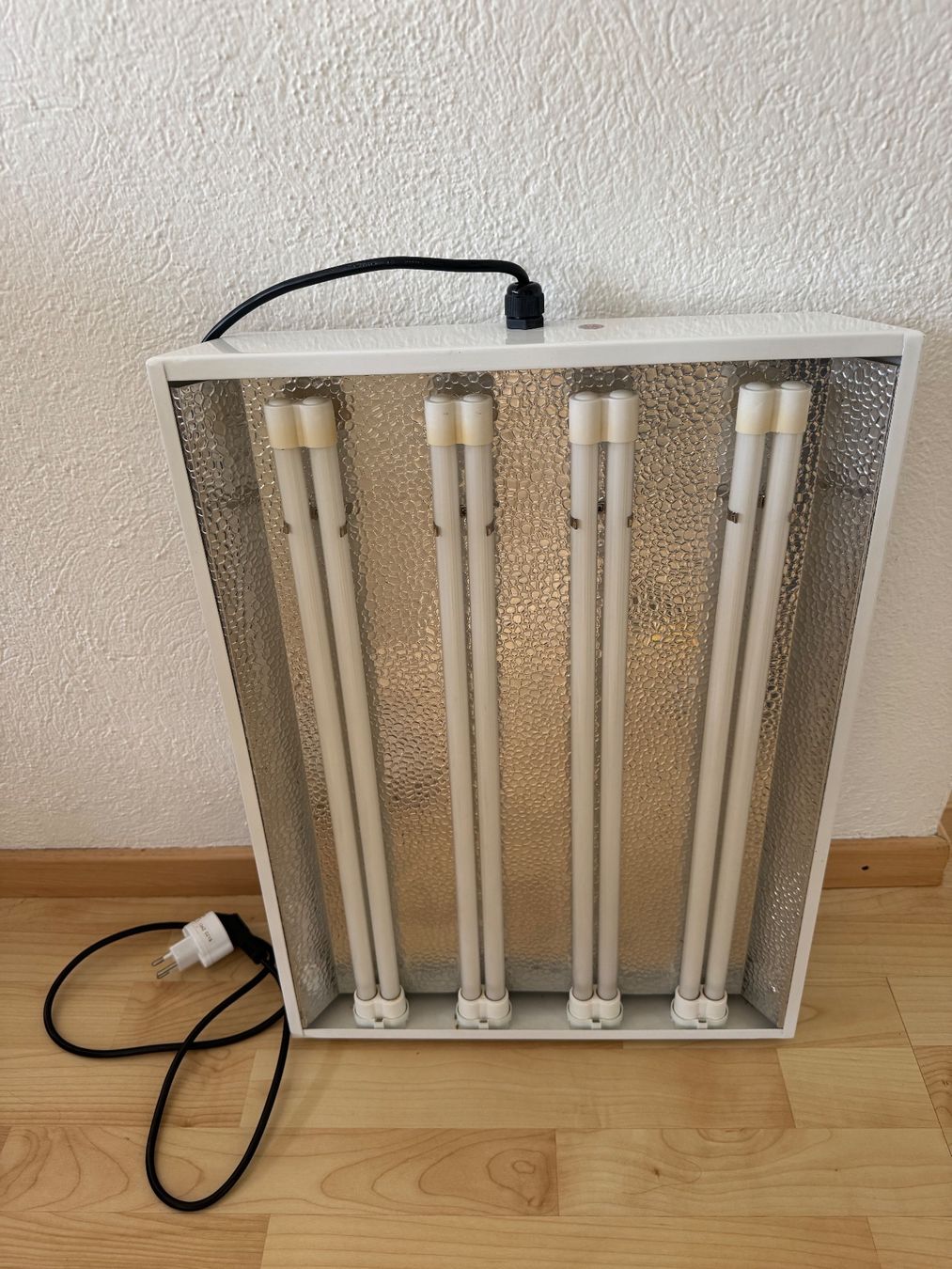 Lampade: Pflanzenlampe mit CFL Leuchtstoffröhren – Usato da Wollerau venduto da eve_5pzj