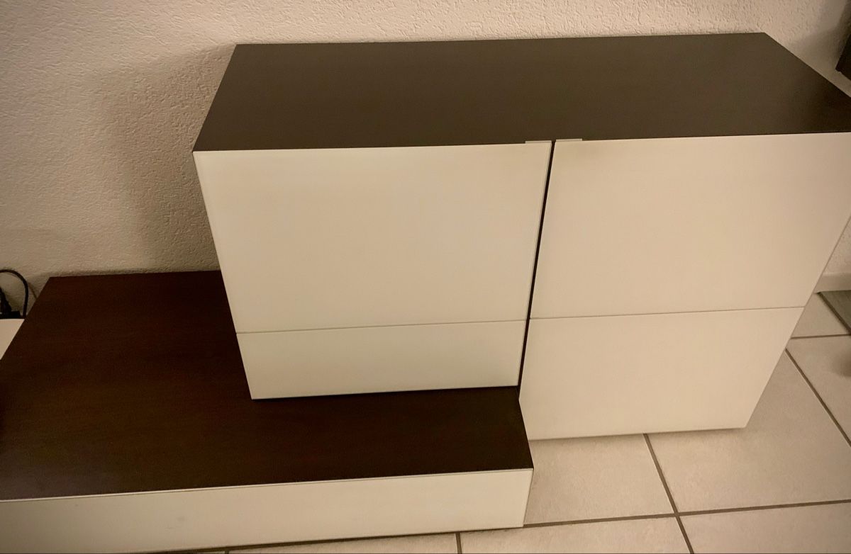 Pfister Cassettiere: Modernes Formart Sideboard, Glas /Nussbaum – Usato da Zollikerberg venduto da Superfischli.