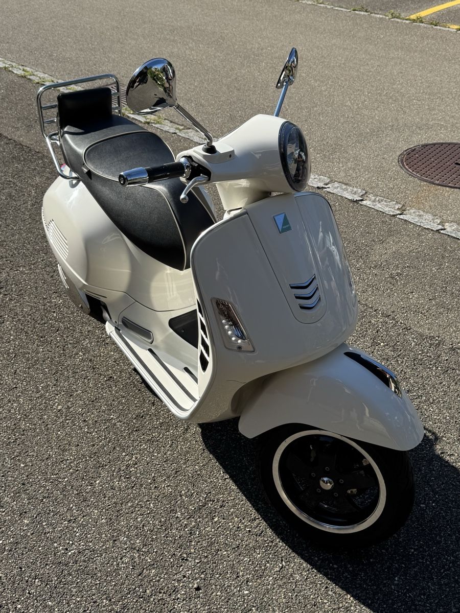 Vespa Scooters: Piaggio Vespa GTS Super 300 – Gebraucht aus Uerikon von ursulawettstein