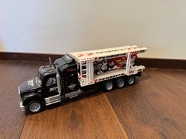 Grosser Transport-LKW mit Anhänger & Motorrädern