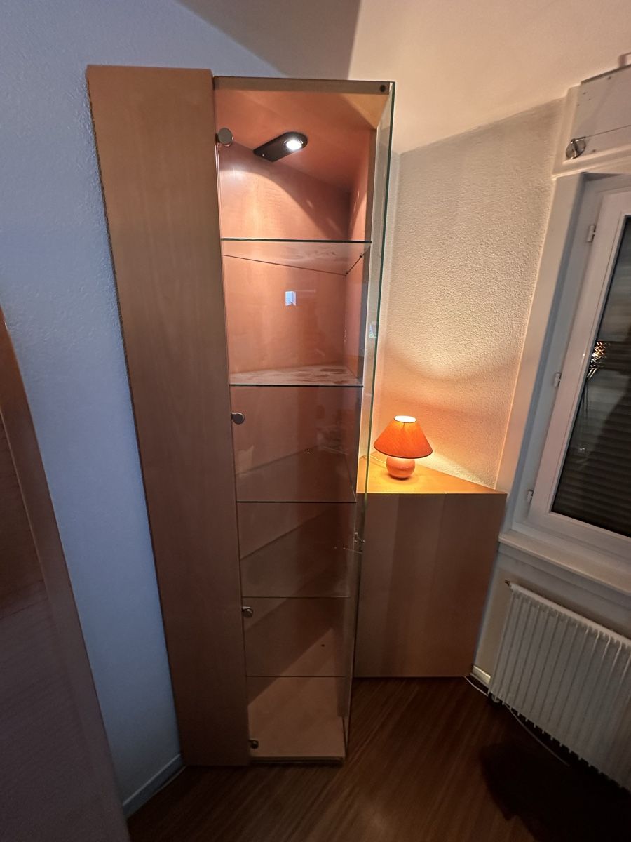 Vitrinen: Vitrinenschrank mit Eckteil und Beleuchtung Bucheoptik – Gebraucht aus Ittigen von Carleu
