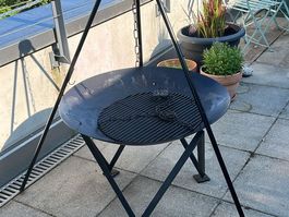 Grill/Feuerstelle Dreibein mit Grillrost guter Zustand