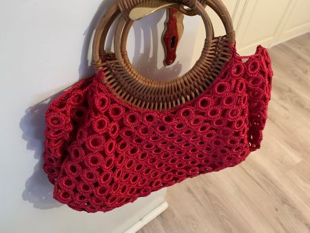 Hübsche Tasche rot mit Holzgriffen - ein Blickfang!