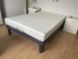 Elektrisches Bett von Tempur mit Fernbedienung und Matratze