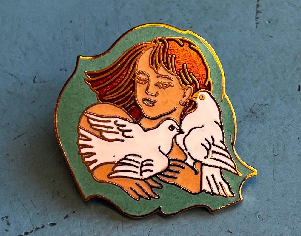 Placchette & Badge: Pin Simone Erni - Kind mit Tauben – Usato da Obernau venduto da Wgnom