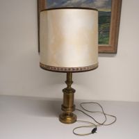 Tischlampe mit weissem Schirm und goldigem Messingfuss MA163
