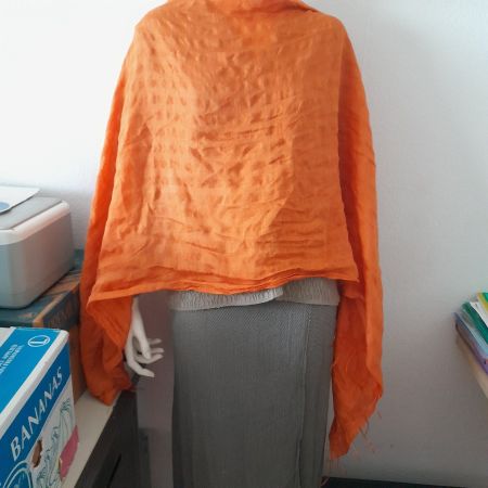 Herbsttrend: Grosser, orangefarbener Schal 🍂