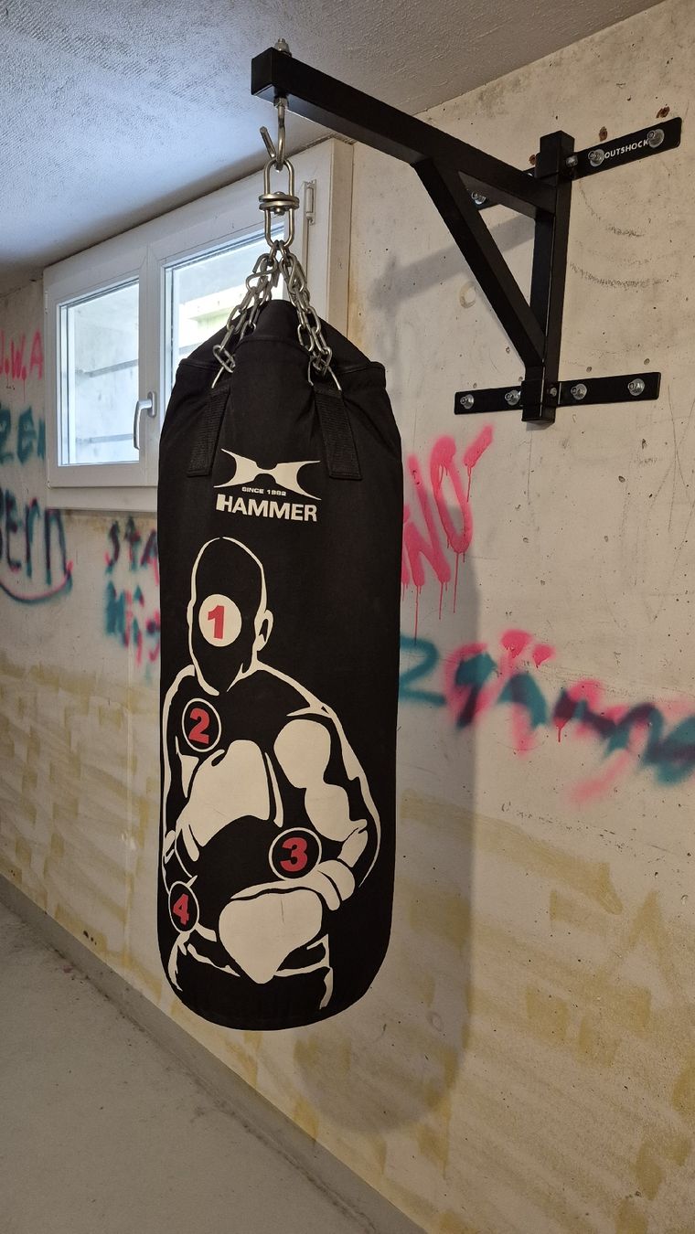 Sacchi da boxe: Boxsack Hammer mit Hängegestell – Usato da Aarberg venduto da Cnika