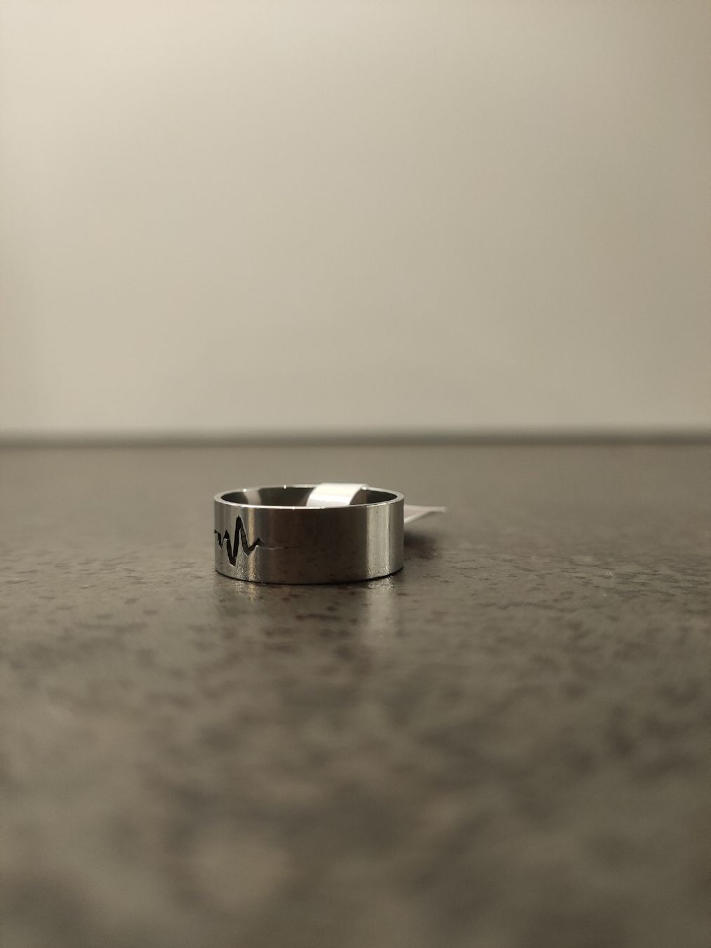 Anelli: Herzfrequenz Ring, Edelstahl, neu, Grösse 17, unisex – Nuovo e nell'imballaggio originale da St. Erhard venduto da Lauko123 1