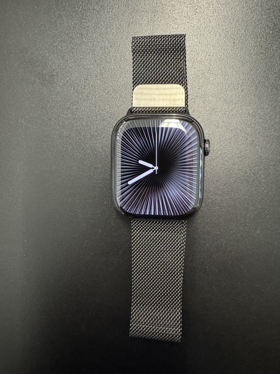 Apple Smartwatch: Apple Watch 10 Titanium Schiefer 46mm – Usato da Goldach venduto da Anfield02