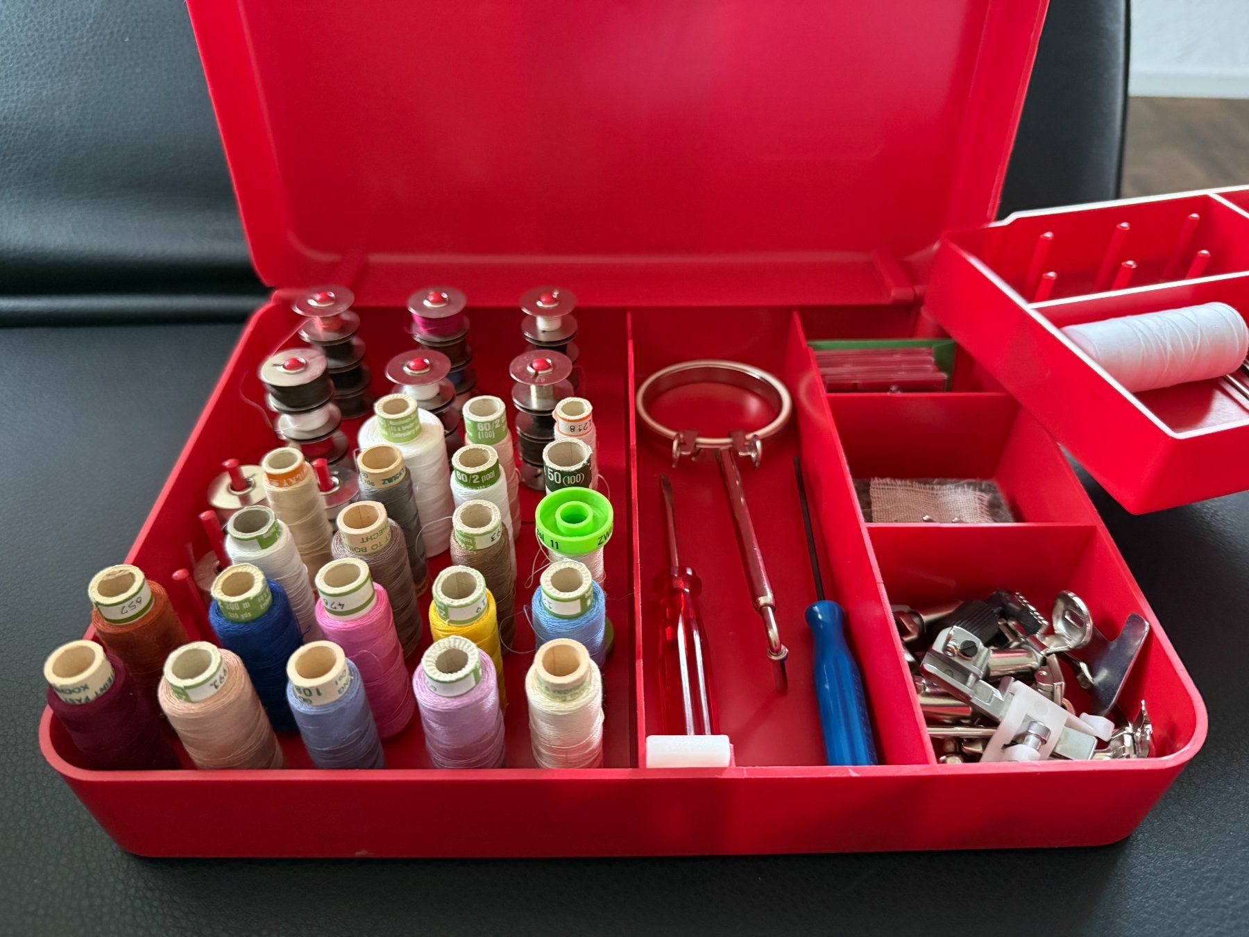 Kordeln & Faden: LOT Bernina Zubehör: Füssli, Unterfadenspulen, Faden....etc. – Gebraucht aus Subingen von ArtBead