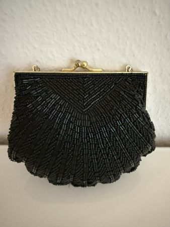 Schwarze Abendtasche in Muschelform ohne Kette