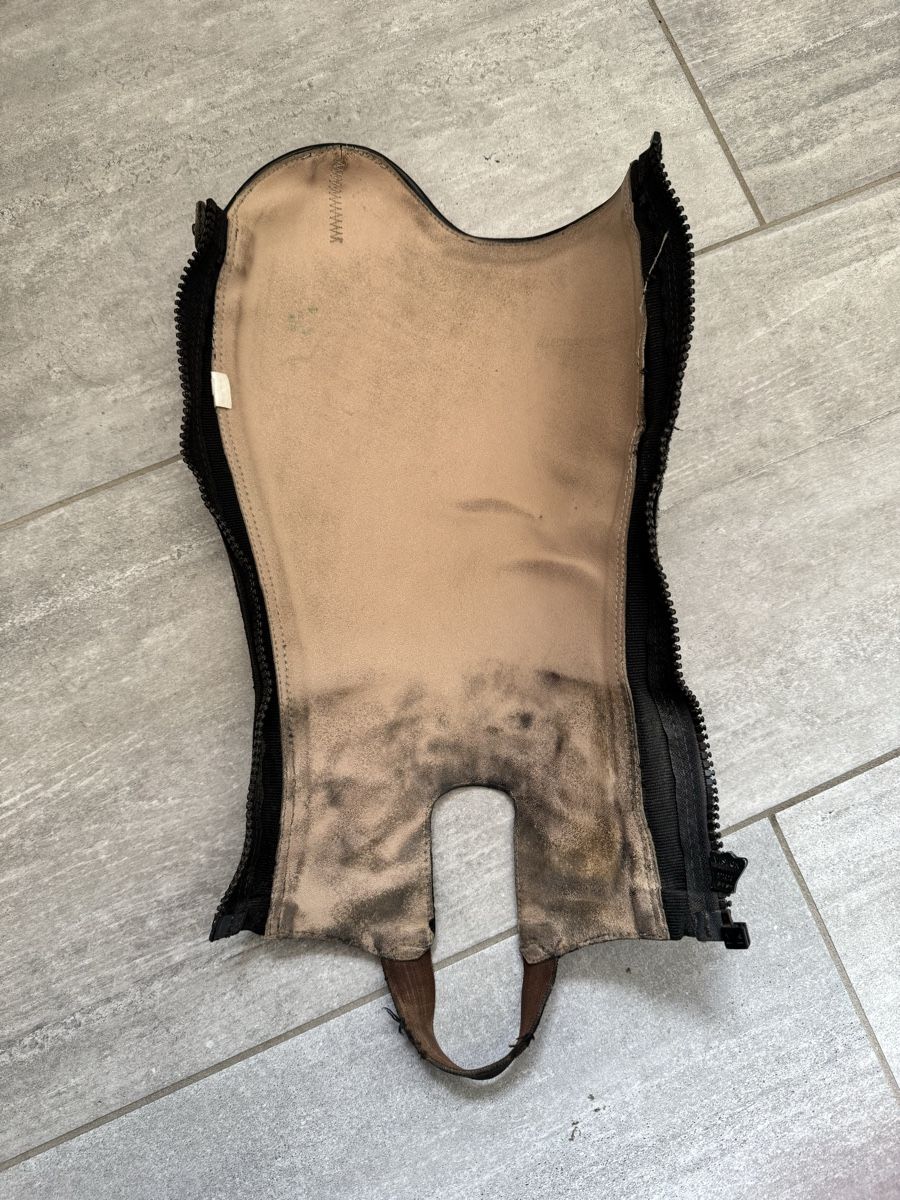 Gamaschen & Bandagen: Schwarze Leder Chaps Steeds – Gebraucht aus Wenslingen von lea_8n67 1