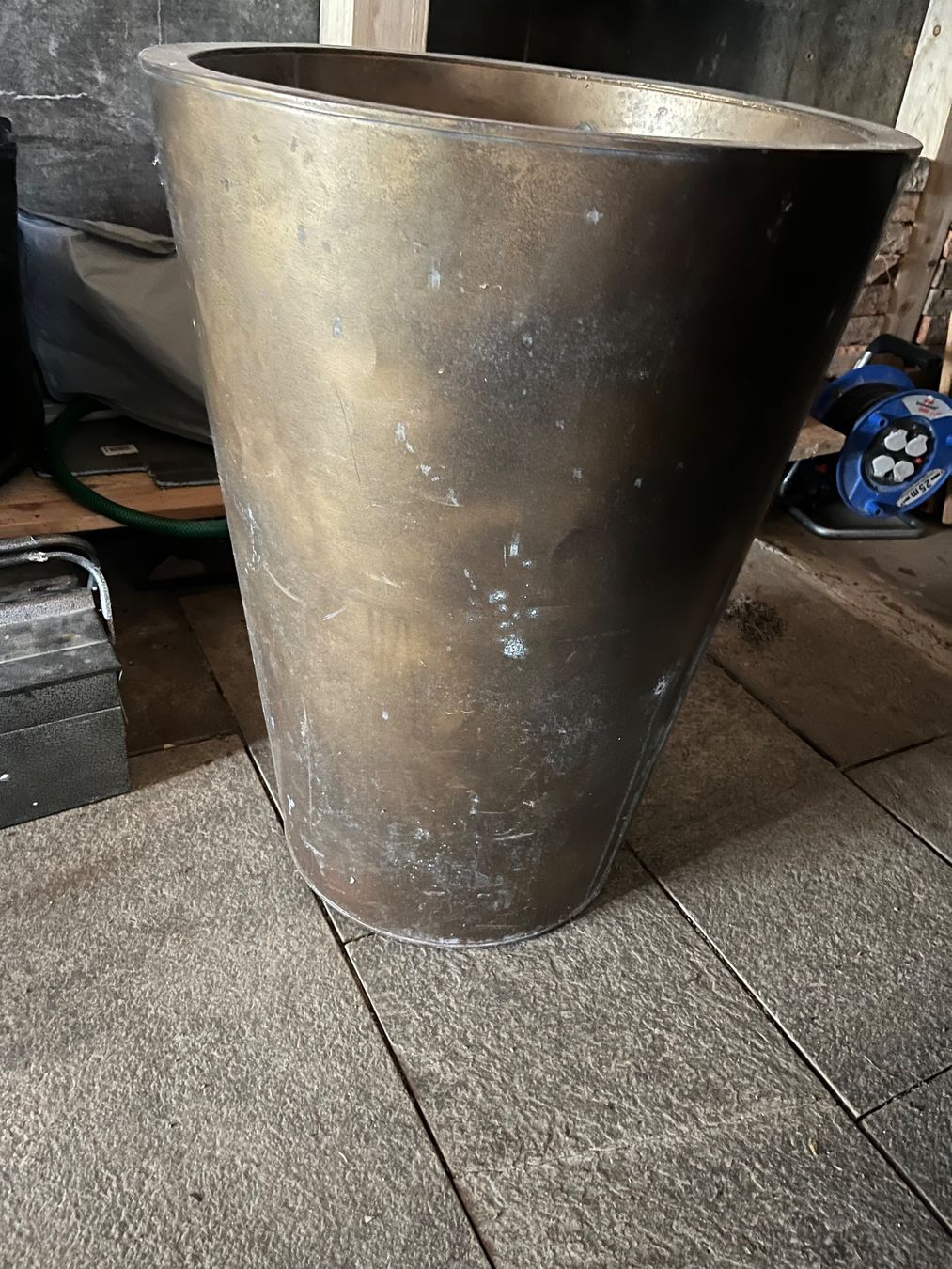 Blumentöpfe: Übertopf Design – Gebraucht aus Weisslingen von Eniclote
