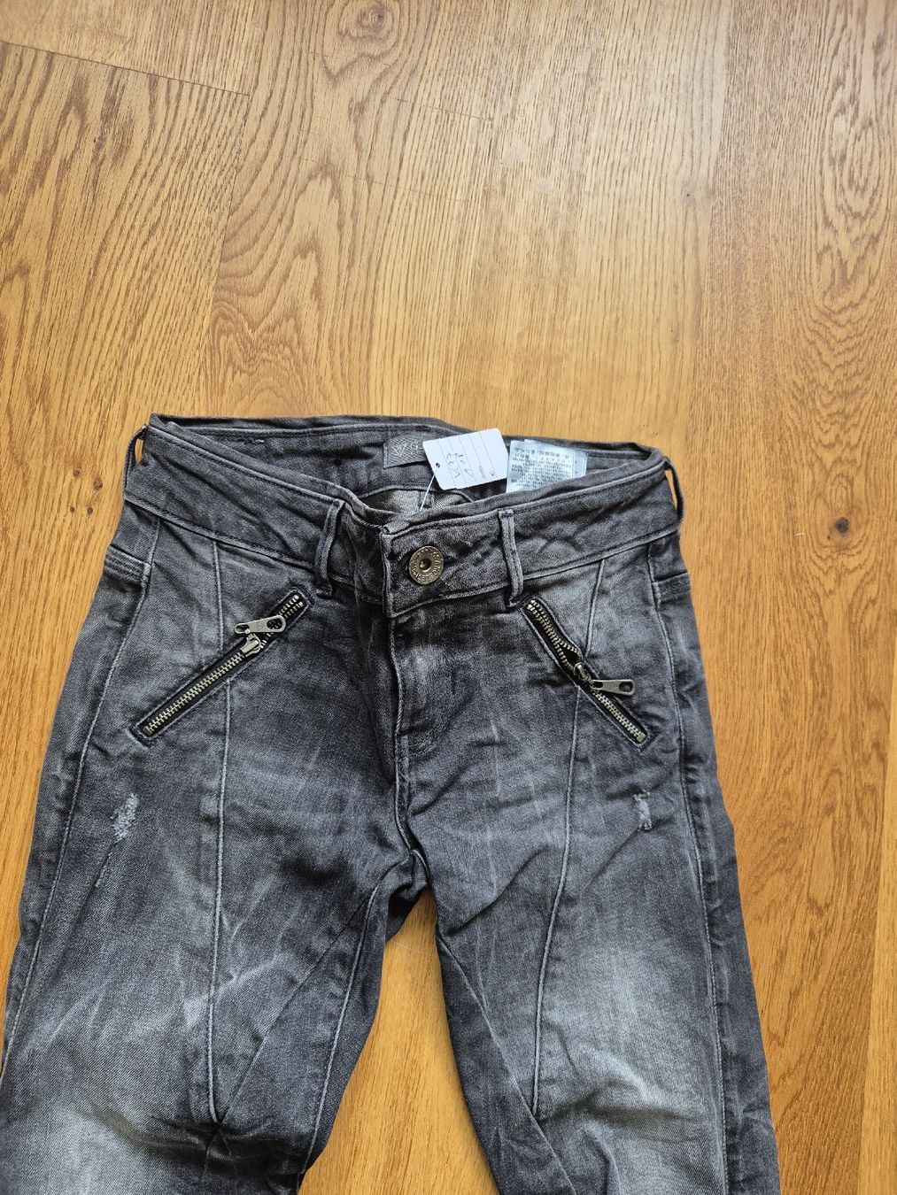 Guess Jeans: Guess Jeans dunkelgrau – Usato da Feusisberg venduto da cts_55rn 1