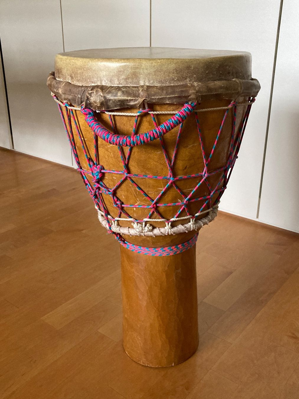 Strumenti musicali: Handgeschnitzte Djembe aus Guinea – Usato da Ettingen venduto da Merlin54