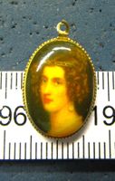 MEDAILLONS ANTIK DAME GLASIERT MIT LASCHE SILBRIG VINTAGE