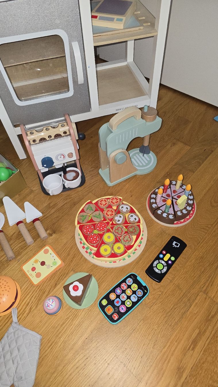 Spielzeuge: Kinderküche mit viel Zubehör  – Gebraucht aus Aadorf von ZMRZO 2