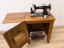 Pfaff 30 Vintage-Nähmaschine mit Tretgestell und Holzschrank