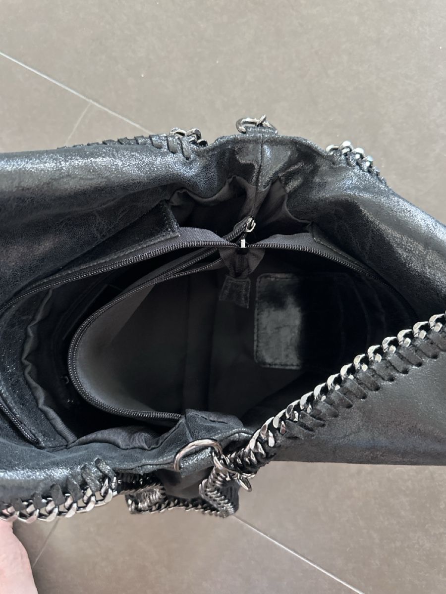 Borse da donna: Schwarze Leder Handtasche mit Kette – Usato da Zug venduto da a.marryl 4