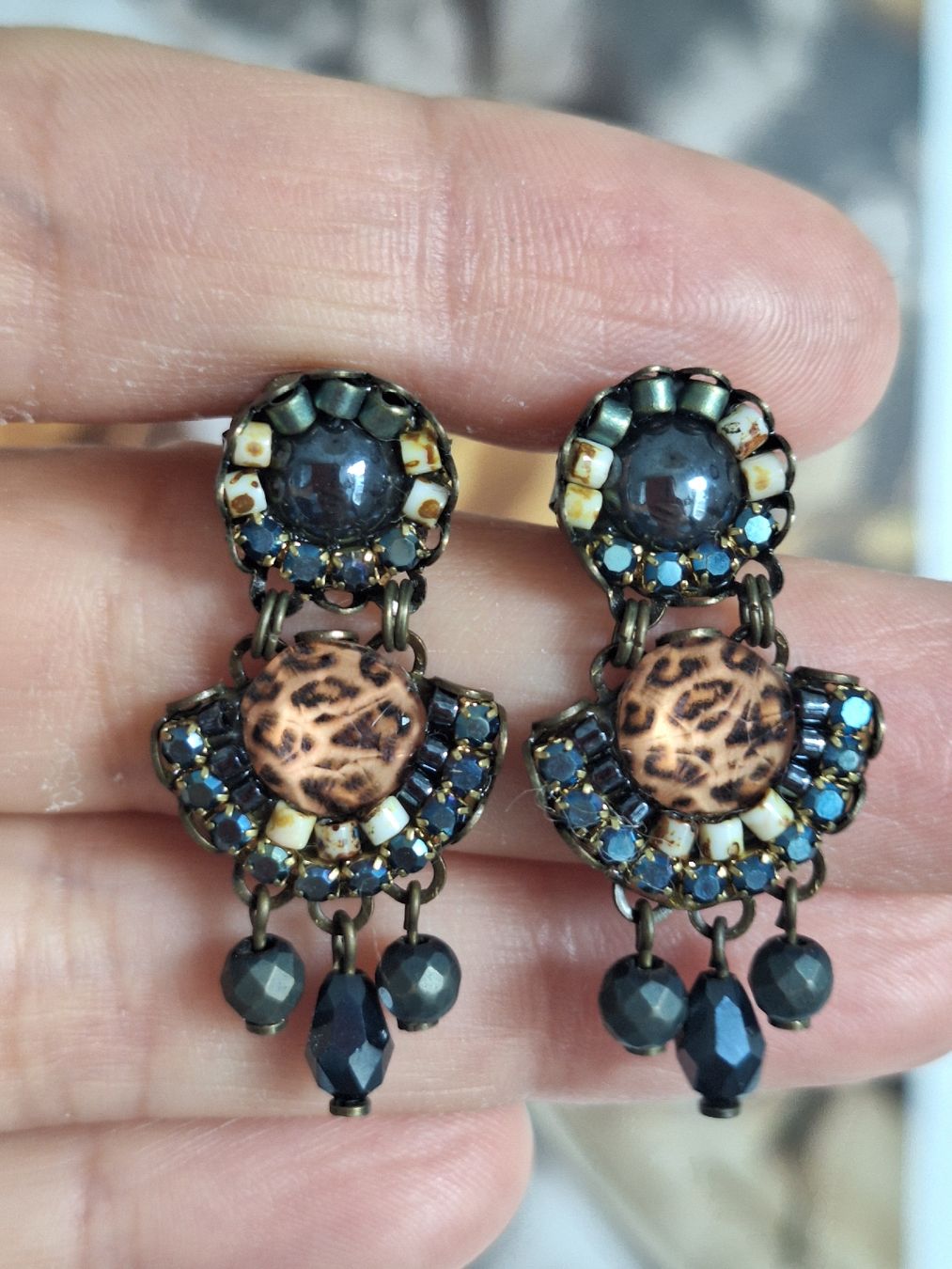 Boucles d'oreille: Ohrringe mit Leo-Muster und Perlen – D'occasion à Luzern par j.p 1